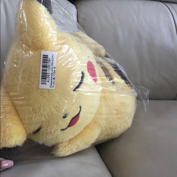 Cuddle me pikachu Pokémon plushy plushi - Picture 5 of 7